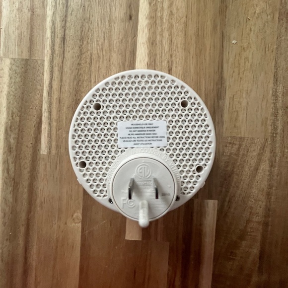 Vitruvi: Push plug in diffuser from Jilly Box. - Picture 4 of 5